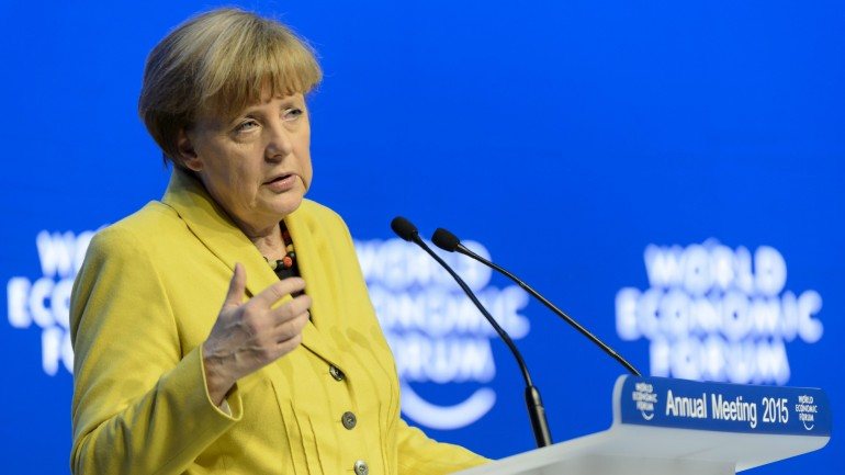 &quot;O objectivo continua a ser manter a grécia na zona euro&quot;, garante Angela Merkel.