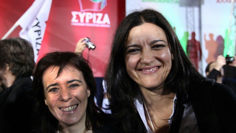 Marisa Matias (à direita) acredita que a coligação Syriza/Anel era a única &quot;possível&quot; face ao contexto grego