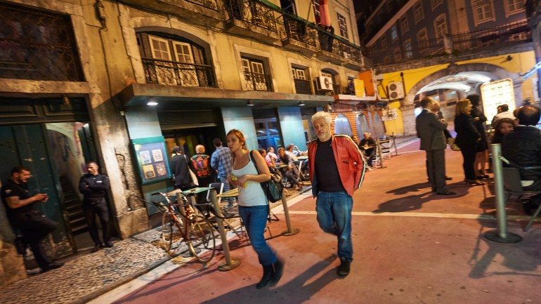 A vida noturna não mudou muito na Rua Nova do Carvalho (rua cor-de-rosa)