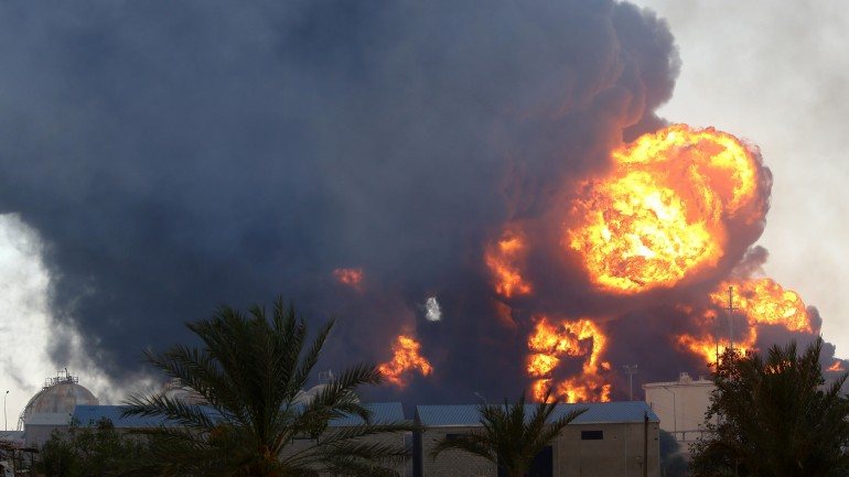 Imagens do fumo proveniente de um depósito de petróleo nas imediações de Tripoli, incendiado poucos dias depois de os rebeldes líbios terem capturado o aeroporto da capital