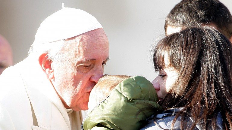 Papa beija criança durante audiência semanal