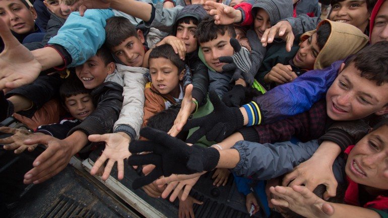 Crianças numa campo de refugiados após a invasão das suas cidades pelo Estado Islâmico