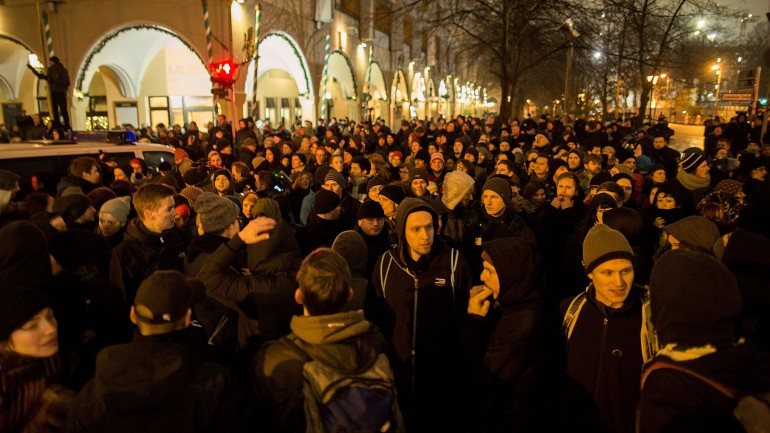 A contra-manifestação que se opõe ao PEGIDA reuniu milhares de pessoas em Berlim