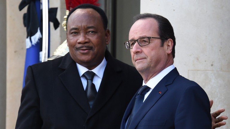 O presidente do Níger com François Holland, antes da marcha em Paris que juntou dezenas de líderes políticos e religiosos em homenagem às vítimas dos ataques terroristas