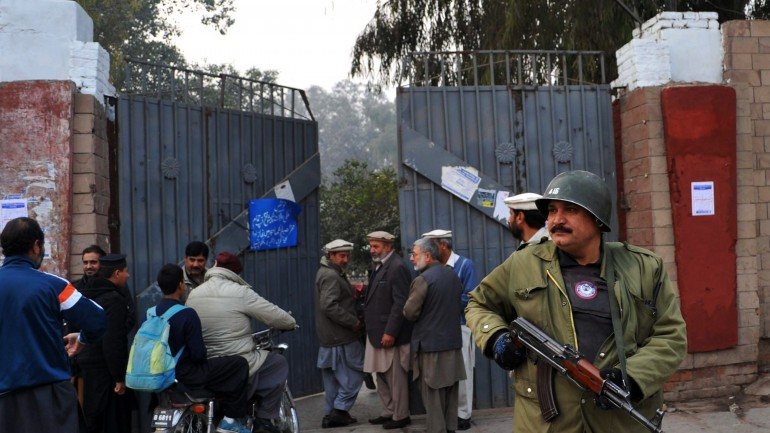 Uma escola em Peshawar com guardas armados à porta.