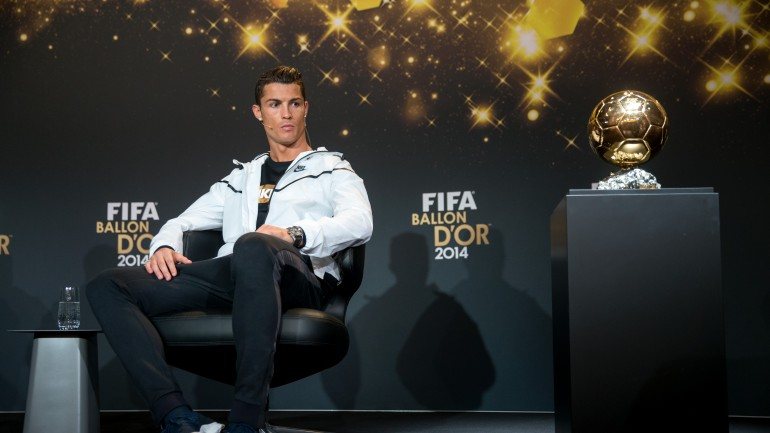 A FIFA deu a terceira Bola de Ouro a Cristiano Ronaldo. E o português quase venceu o troféu da Fallon D'Or