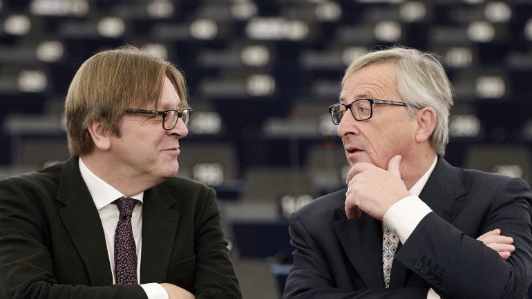Juncker fala com o presidente dos liberais, Guy Verhofstadt, que diz apoiar a iniciativa