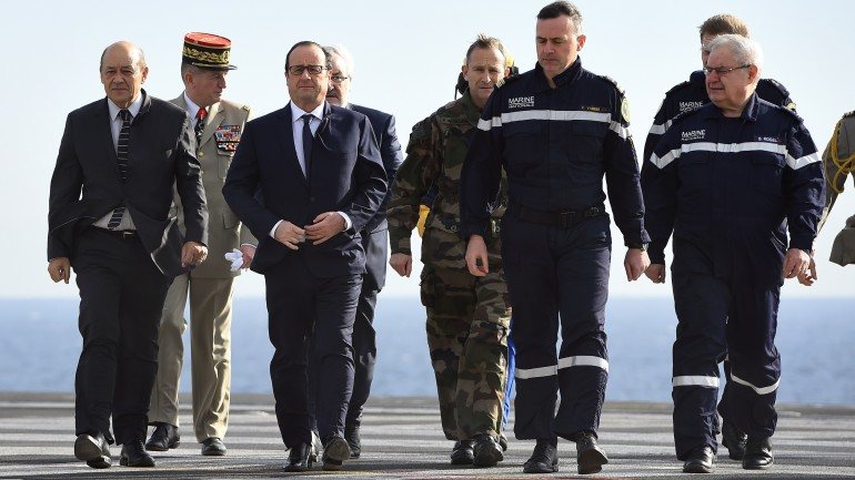 O Presidente francês François Hollande prometeu ainda rever o ritmo de redução de militares fixado na lei de programação militar