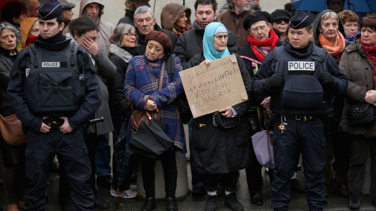 Num dos funerais das vítimas do Charlie Hebdo, uma mulher segura um cartaz onde se lê: &quot;Sou muçulmana e partilho da vossa dor&quot;