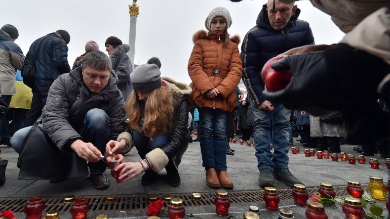 Este domingo, centenas de pessoas reuniram-se em Kiev para lembrar os mortos no conflito do Leste