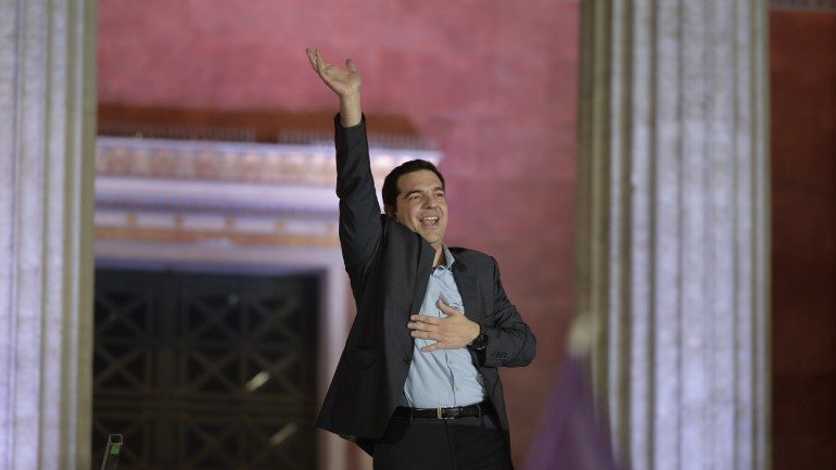 Alexis Tsipras sobe ao palco para reclamar a vitória.