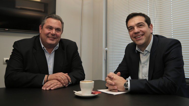 Panos Kammenos (à esquerda) é o representante dos Gregos Independentes no governo de coligação.