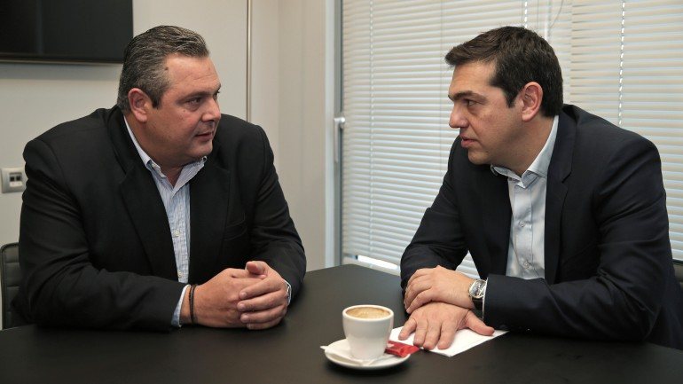 Alexis Tsipras (à direita) e Panos Kammenos (à esquerda) reuniram-se esta manhã e fecharam acordo