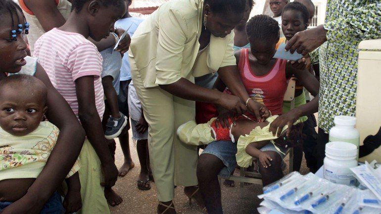 A vacinação das crianças dos países em desenvolvimento previne doenças mortais