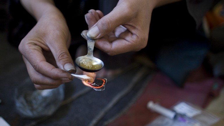 Os consumidores de drogas injetáveis, como a heroína, têm uma taxa de mortalidade 15 vezes superior à dos outros indivíduos da mesma idade e sexo que não as usam