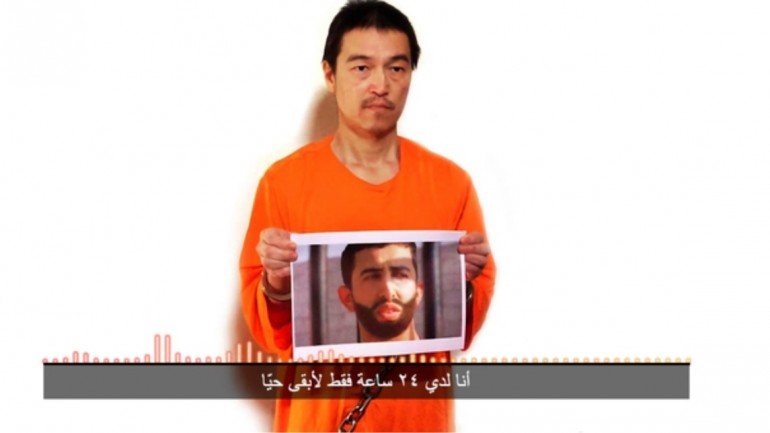 Kenji Goto (na foto) no momento em que lê as exigências do Estado Islâmico para a libertação dos dois reféns