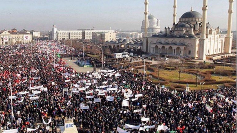 A manifestação teve como ponto central a mesquita de Grozny, uma das maiores do Cáucaso