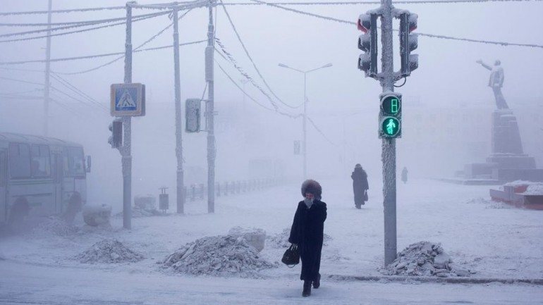 Uma mulher protege-se do frio. A temperatura está nos 52ºC negativos em Yakutsk, perto da cidade mais fria do mundo. A fotografia foi tirada por Amos Chapple. Créditos: Smithsonian.