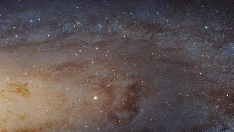 A galáxia de Andrómeda fica a 2,5 milhões de anos luz do planeta Terra