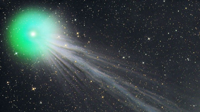 São os gases emitidos pelo cometa que lhe conferem a cor esverdeada