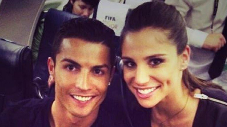 A jornalista Lúcia Villalón publicou uma fotografia com Ronaldo, gerando rumores sobre um alegado romance