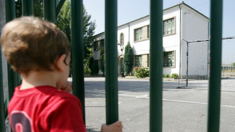 Fontes sindicais dizem que há pelo menos 10 escolas fechadas em Lisboa