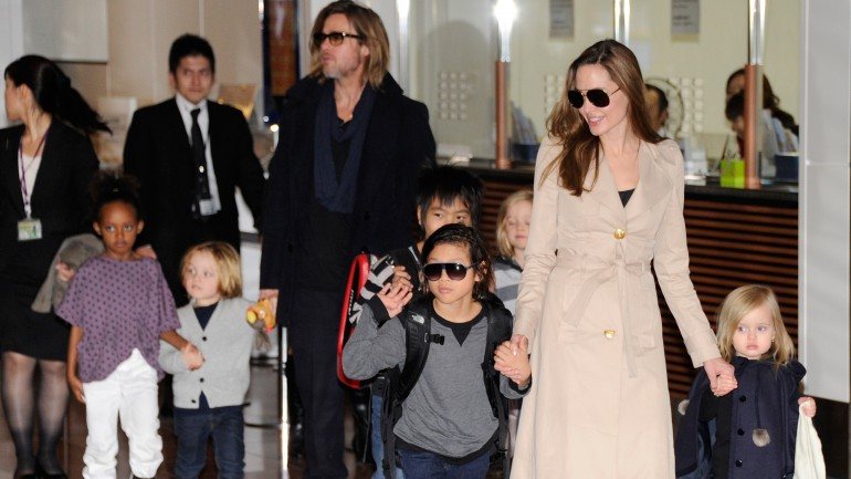 Angelina Jolie com os filhos  Angelina jolie children, Brad pitt