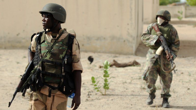 Soldados nigerianos patrulham o antigo campo do grupo extremista Boko Haram a norte de Borno