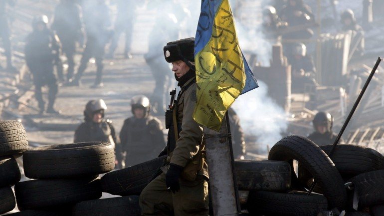 Forças ucranianas falam em 14 mortos, separatistas pró-russos relatam outros quatro.
