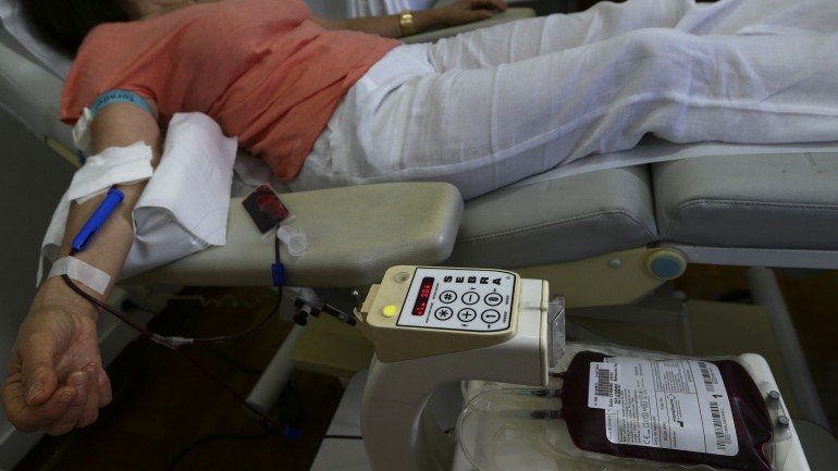 As dádivas de sangue &quot;têm diminuído sucessivamente&quot; devido às gripes e constipações que têm afastado os dadores