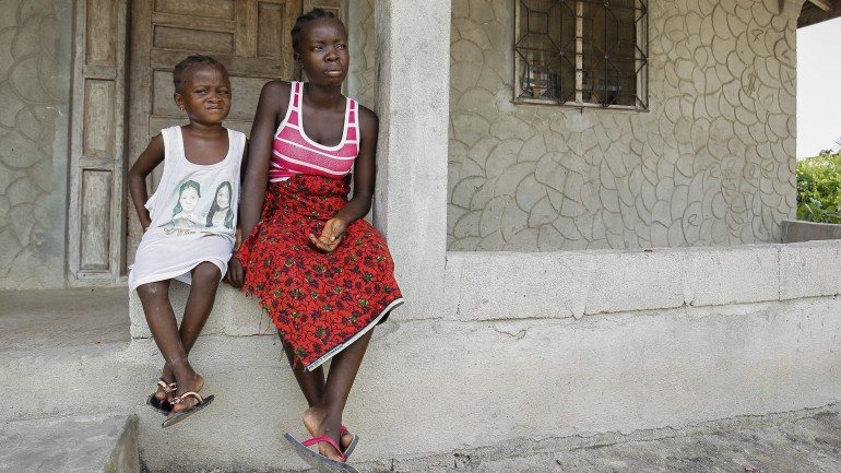 O surto de ébola já provocou 8.981 vítimas mortais