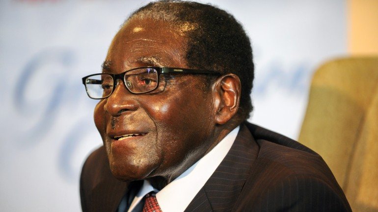 Robert Mugabe está no poder há 35 anos e acabou de ser eleito para a presidência da União Africana