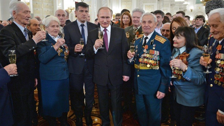 Vladimir Putin defende rearmamento como defesa contra pressões