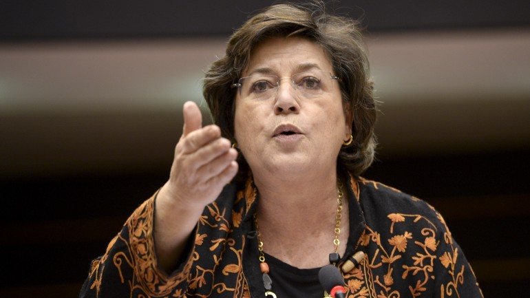 Ana Gomes foi relatora de um documento que pedia à Comissão que fizesse levantamento de bases aéreas e navais, incluindo as Lajes