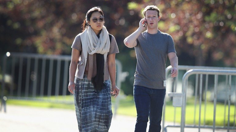 Mark Zuckerberg e a mulher, Priscilla Chan, têm 30 e 29 anos, respetivamente