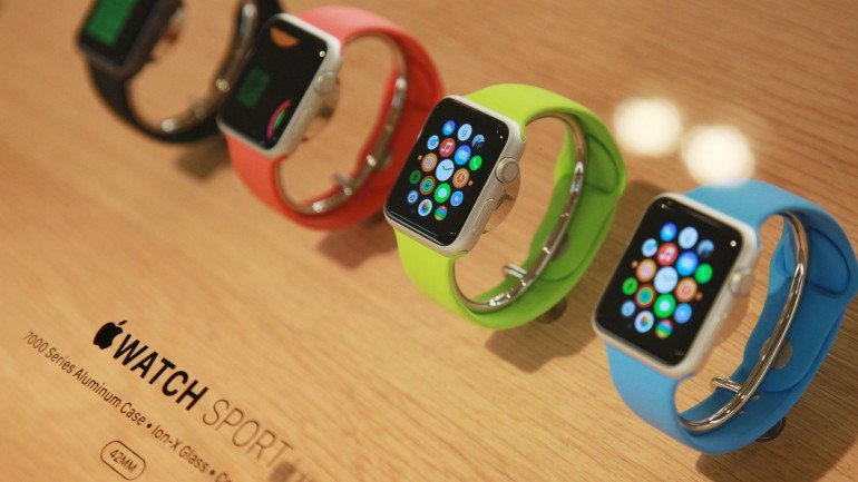 A Apple apresentou o Apple Watch em setembro de 2014 e Tim Cook, diretor executivo da empresa, revelou em janeiro que o smartwatch começaria a ser comercializado em abril