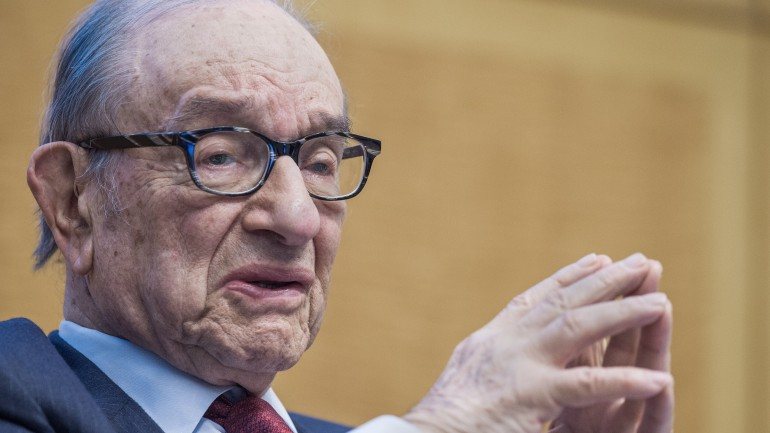 &quot;É o melhor para todos&quot; que a Grécia saia da zona euro, diz Alan Greenspan.