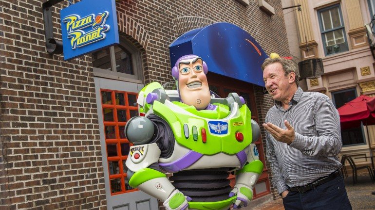 O ator Tim Allen, que deu a voz a Buzz Lightyear, junto à personagem
