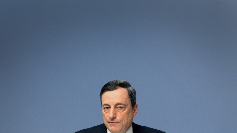 Mario Draghi encontra-se hoje com o ministro das finanças grego