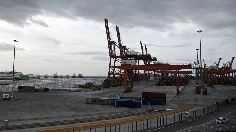 A venda do porto de Pireu tinha sido interrompida nos primeiros dias do novo governo