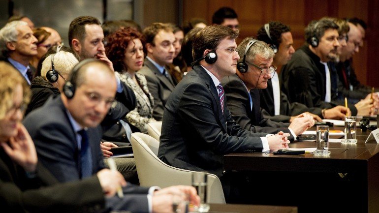 Os ministros da Justiça da Croácia, Orsat Miljenic, (esquerda) e da Sérvia (direita), Nikola Selkovic, no julgamento em Haia