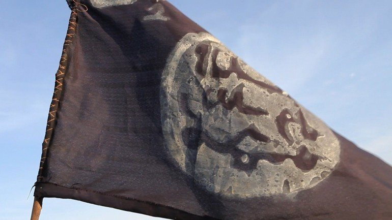 Uma bandeira do Boko Haram ficou para trás na cidade nigeriana de Gamboru, tomada pelo exército do Chade