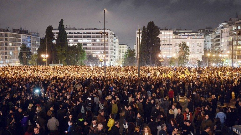 Milhares de pessoas juntaram-se no centro de Atenas numa manifestação de apoio ao governo liderado por Alexis Tsipras