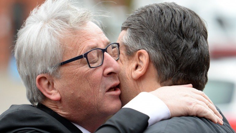 As ações de Juncker como primeiro-ministro do Luxemburgo, aqui com o líder do SPD, Sigmar Gabriel, vão ser investigadas