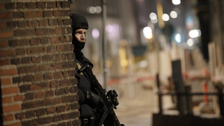 Polícia ontinua a vigiar a zona onde o suspeito foi abatido em Copenhaga