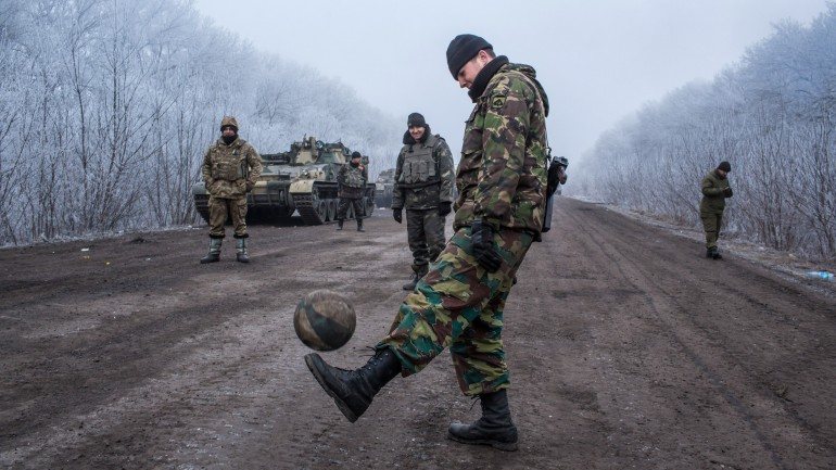 Depois do cessar-fogo, soldados ucranianos até jogam futebol na estrada que conduz à cidade em apuros de Debaltseve