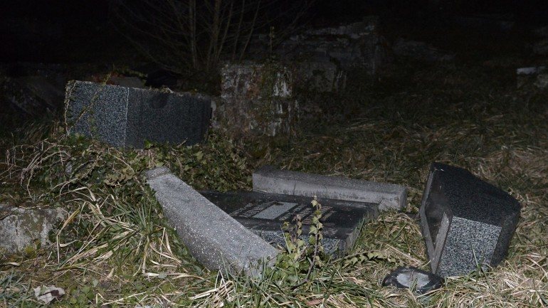 O crime ocorreu num cemitério da cidade de Sarre-Union, na região administrativa da Alsácia, no leste da França.