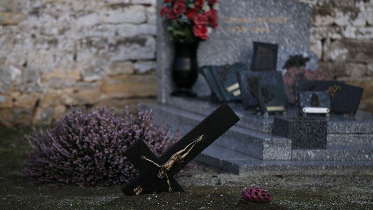 Cruzes enterradas de cabeça para baixo no cemitério cristão de Tracy-sur-Mer