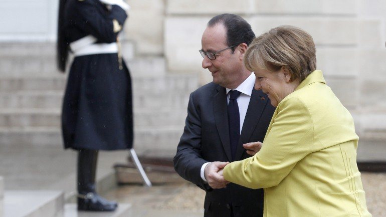 Merkel foi a Paris discutir com Hollande os próximos passos em relação à Rússia