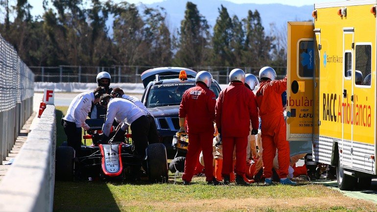Fernando Alonso é retirado do McLaren, após saída de pista na curva 4 no Circuito da Catalunha